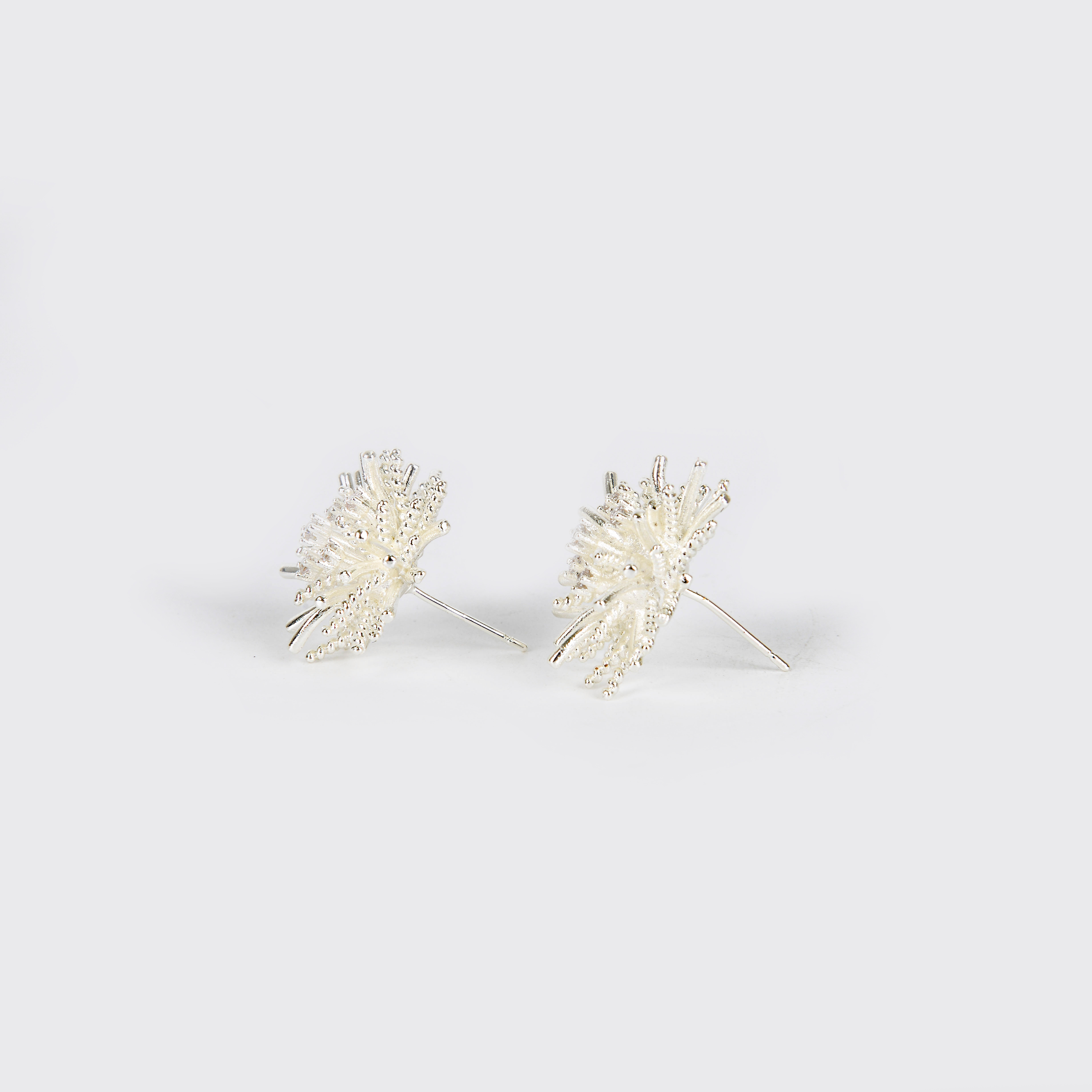 The light luxury and high-end firework dandelion stud earrings exude a unique and exaggerated feminine charm, with a retro and fashionable design Specification image