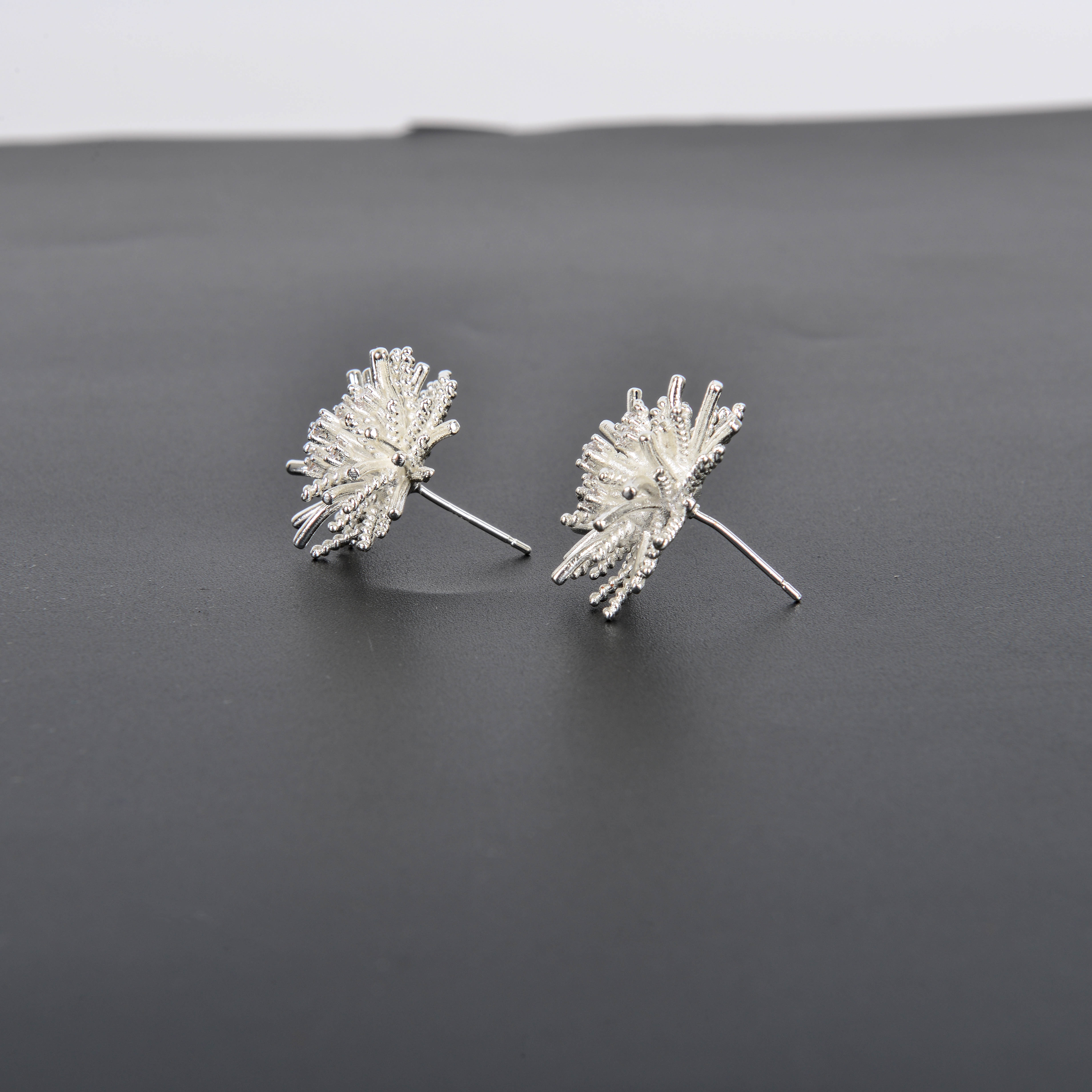 The light luxury and high-end firework dandelion stud earrings exude a unique and exaggerated feminine charm, with a retro and fashionable design Item Picture