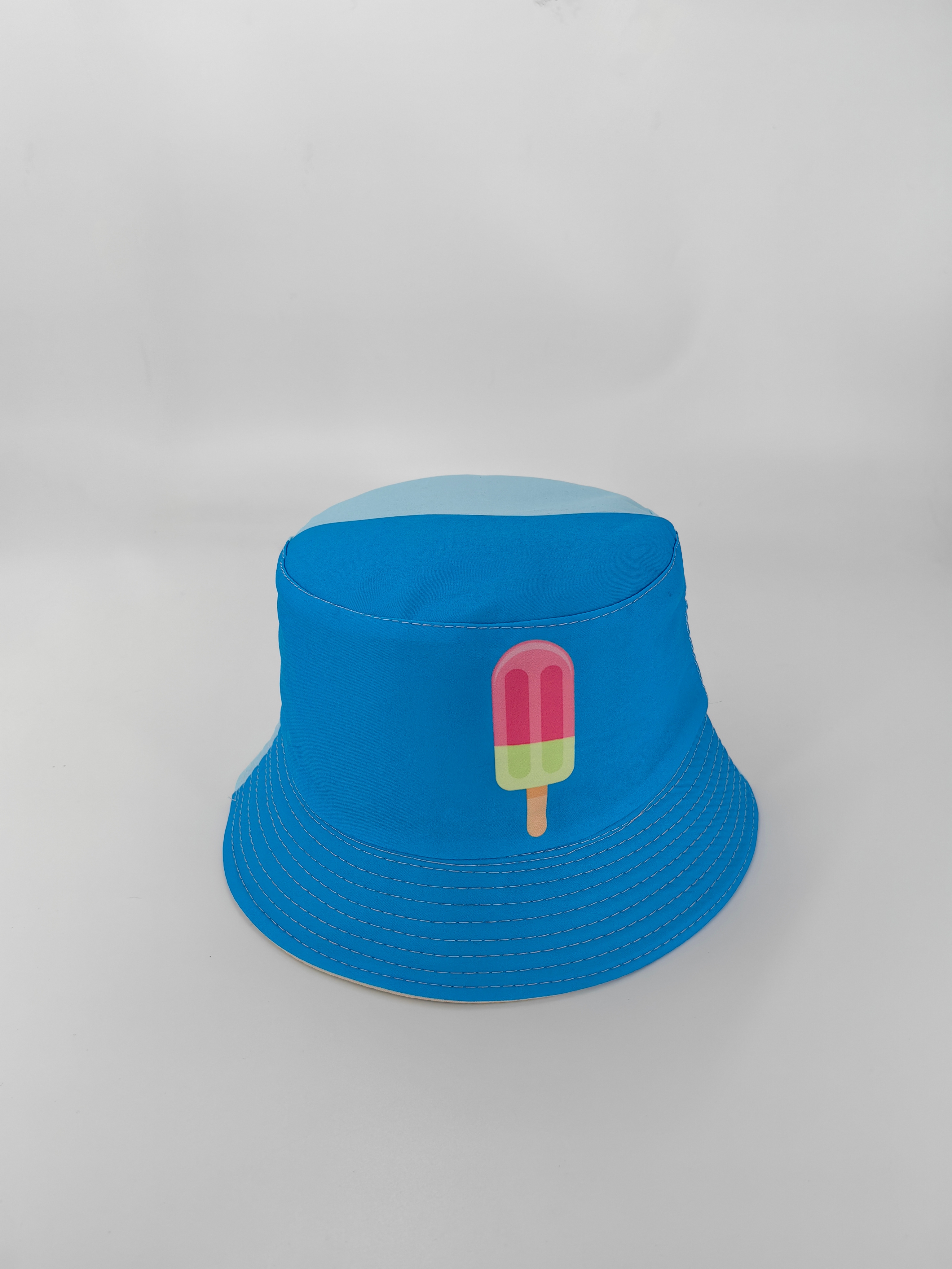 This is a popular watermelon ice cream for children in spring and summer. It features double-sided printed and color-blocked patterns on both sides. It can be worn with a fisherman's hat on both sides. It is cute, cartoon, classic and versatile. It can be used outdoors for sun protection and is foldable for easy carrying. It is suitable for both men and women and has a pier circumference of 54CM full figure