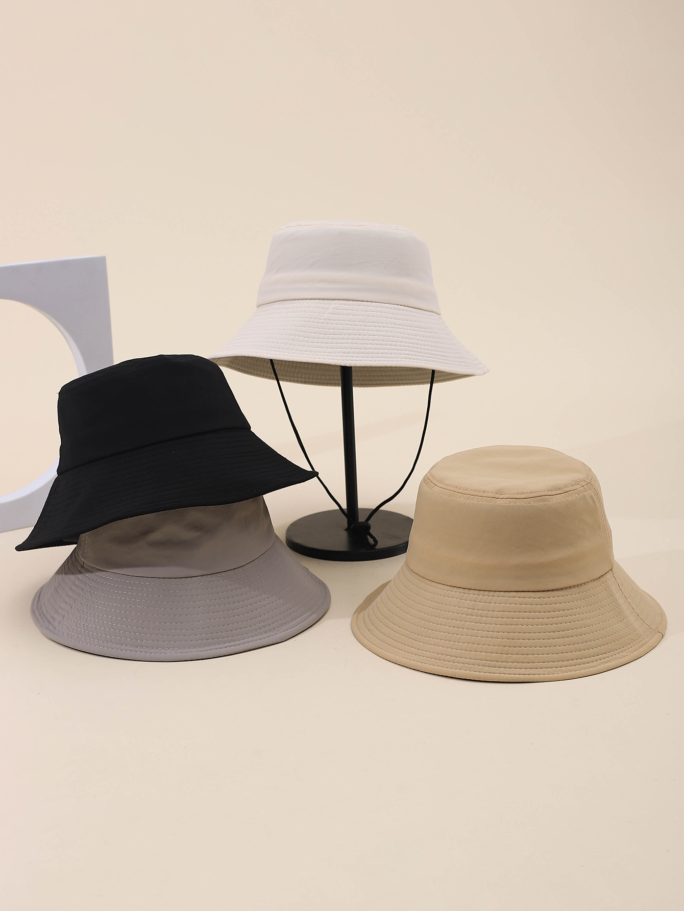 This is a popular Korean-style quick-drying hat for adults in spring and summer. It features a wide brim, sun protection, simplicity, fashion, and versatility. It is foldable and easy to carry. It is suitable for both men and women, with sizes ranging from 56 to 58CM. It comes with an adjustable windproof rope thumbnail