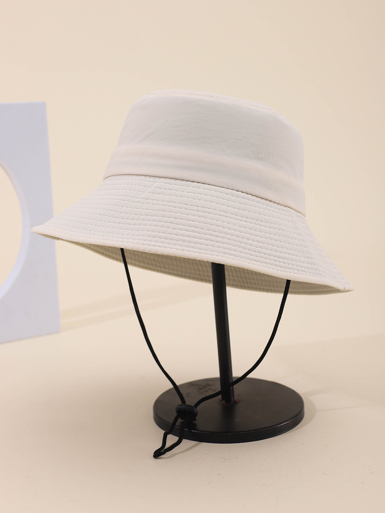 This is a popular Korean-style quick-drying hat for adults in spring and summer. It features a wide brim, sun protection, simplicity, fashion, and versatility. It is foldable and easy to carry. It is suitable for both men and women, with sizes ranging from 56 to 58CM. It comes with an adjustable windproof rope Application Scenario