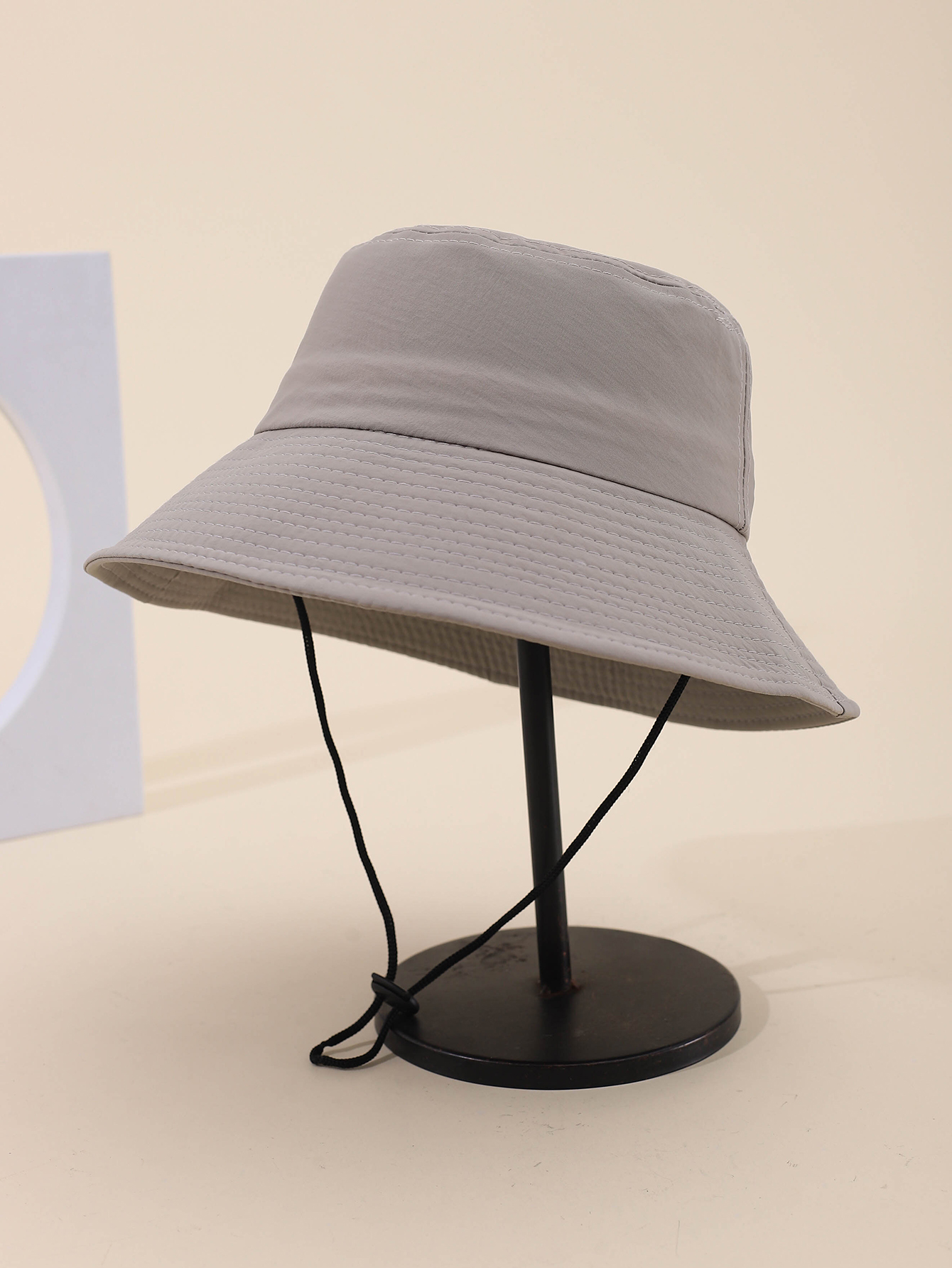 This is a popular Korean-style quick-drying hat for adults in spring and summer. It features a wide brim, sun protection, simplicity, fashion, and versatility. It is foldable and easy to carry. It is suitable for both men and women, with sizes ranging from 56 to 58CM. It comes with an adjustable windproof rope details Picture