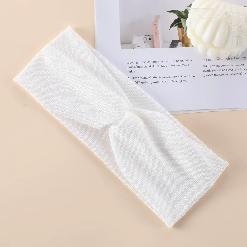 European and American cross-border solid color knitted fine thread cross-yoga sports hair band, simple ladies' headband headwear headscarf headband sports hair band Application Scenario