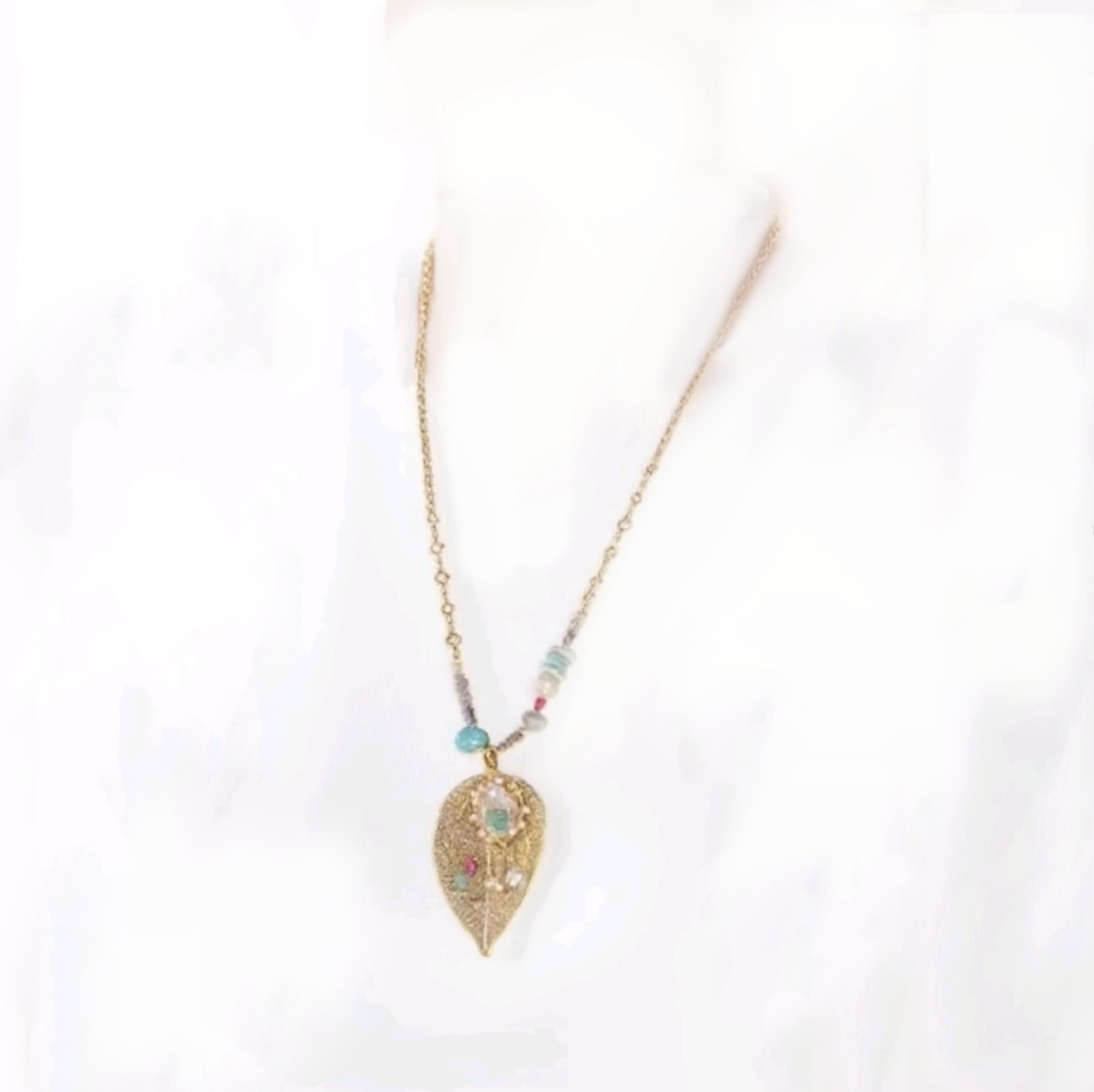 A versatile and fashionable women's necklace, leaf necklace, popular in Europe and America, natural real leaf collarbone necklace, handcrafted exquisite accessory Item Picture