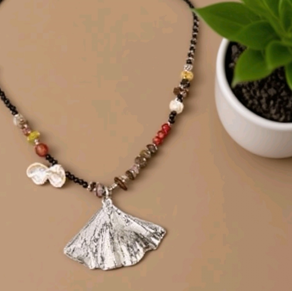 In Europe and America, natural and genuine ginkgo leaf collarbone necklaces are popular, exquisitely handcrafted Application Scenario