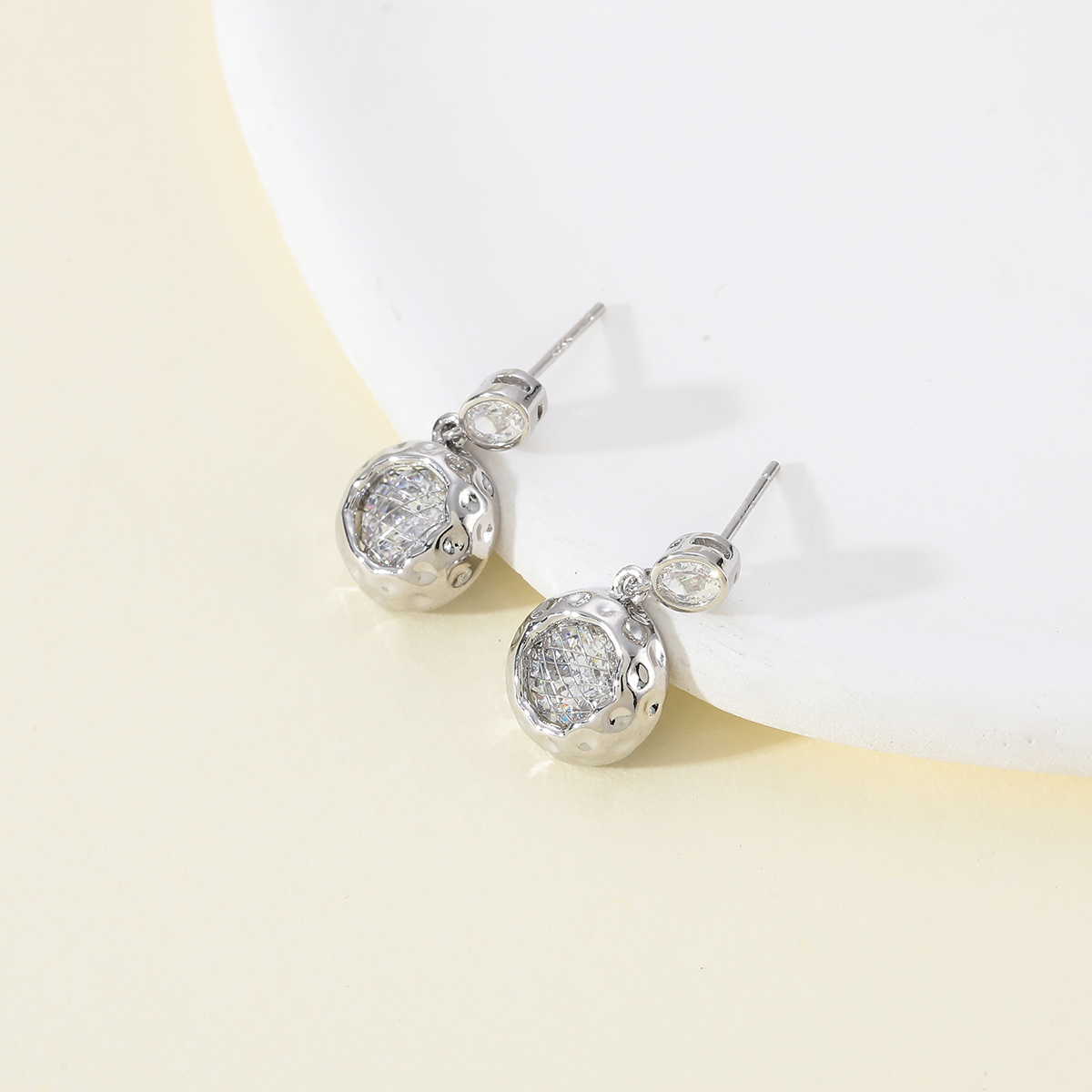 Exquisite and light luxury copper plated with real gold and set with zircon 925 silver needle, round and personalized design, fashionable stud earrings Item Picture