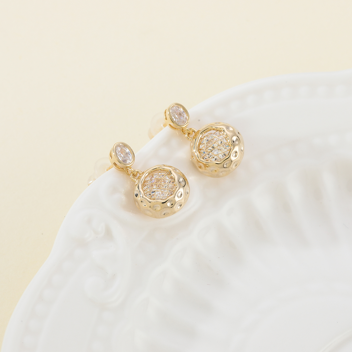 Exquisite and light luxury copper plated with real gold and set with zircon 925 silver needle, round and personalized design, fashionable stud earrings details Picture