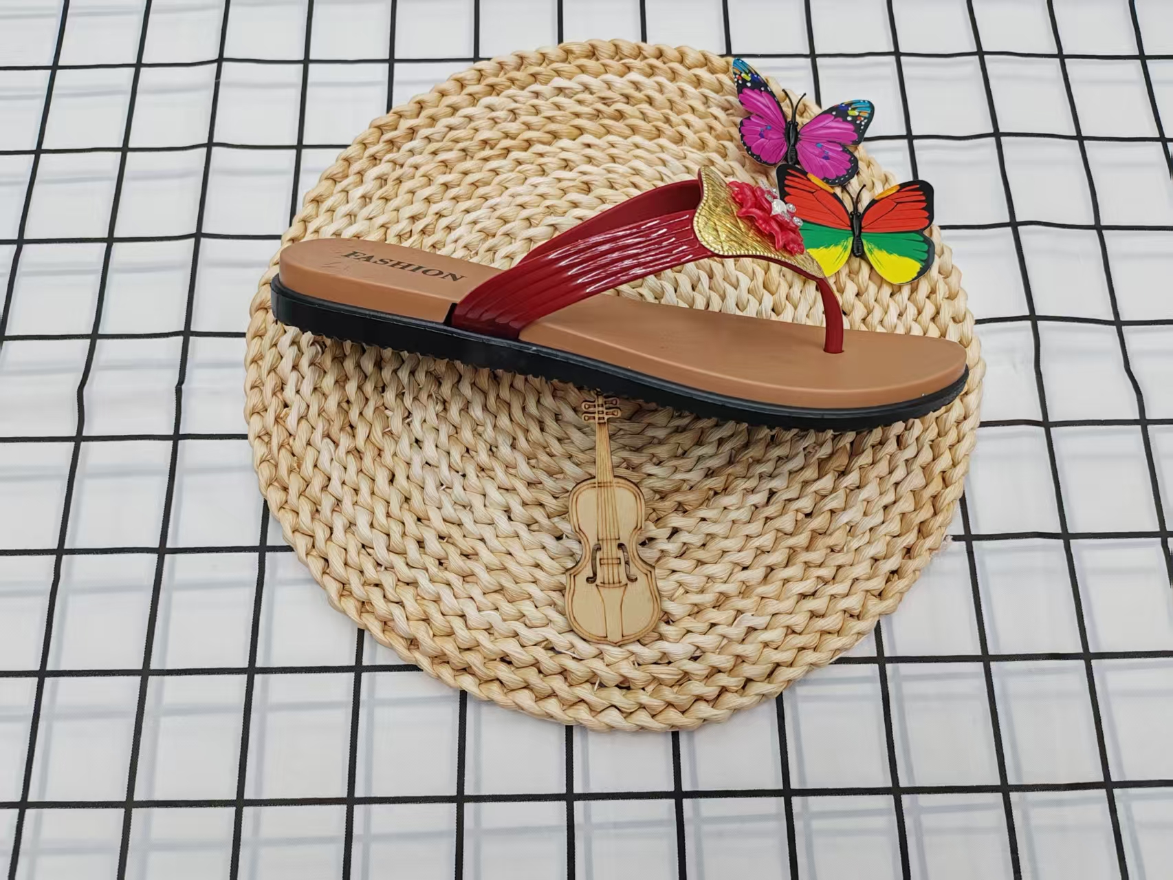 The new comfortable and versatile flat plastic floral flip-flops for the summer of 2025 Application Scenario