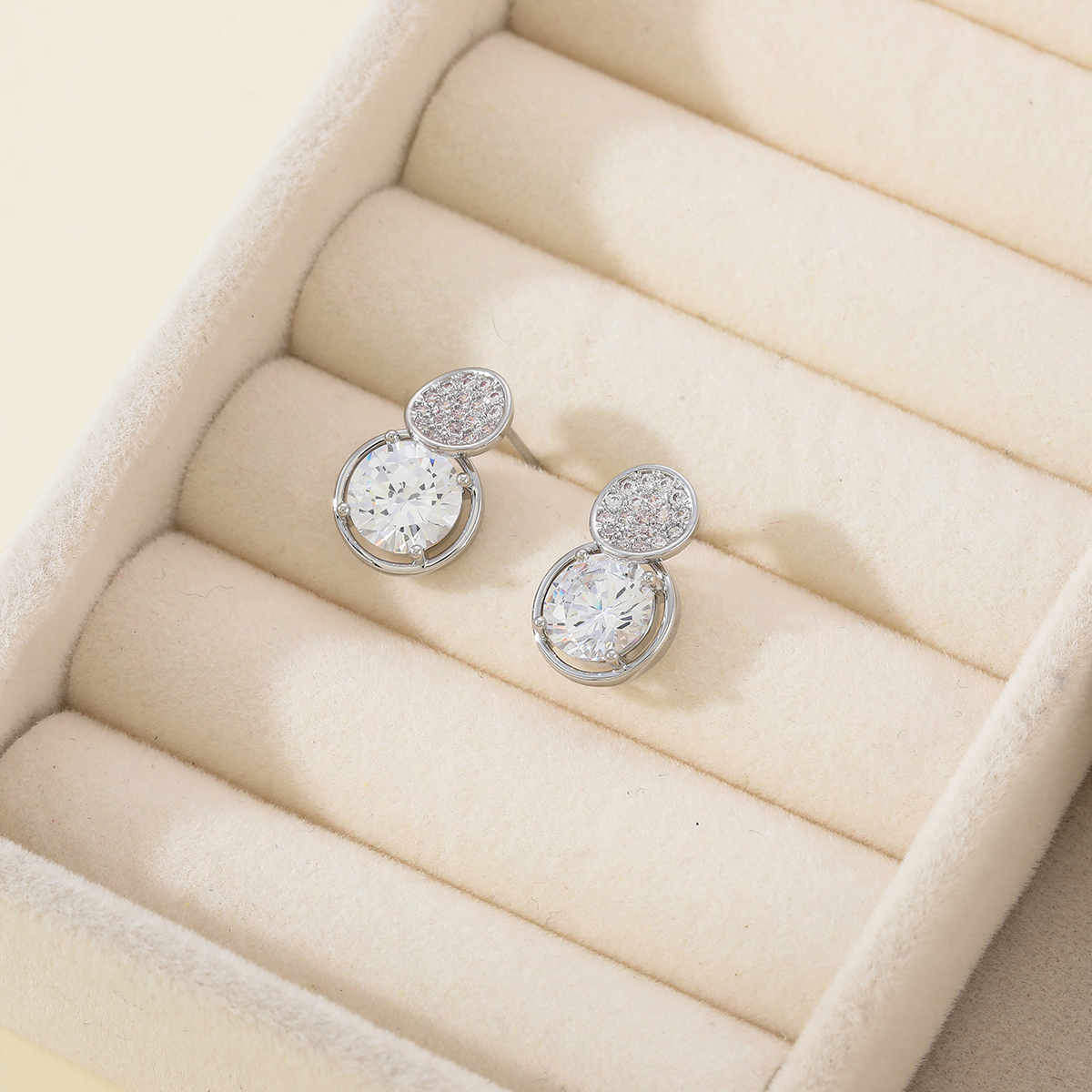 Xuhui brand exquisite and light luxury copper plated with real gold and zirconia 925 silver needle round luxurious design fashionable stud earrings Application Scenario