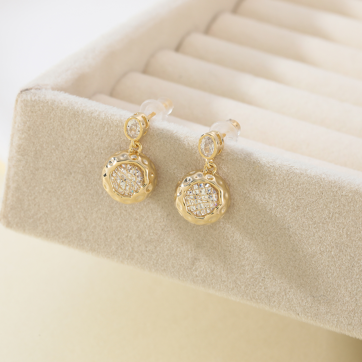 Exquisite and light luxury copper plated with real gold and set with zircon 925 silver needle, round and personalized design, fashionable stud earrings Specification drawing