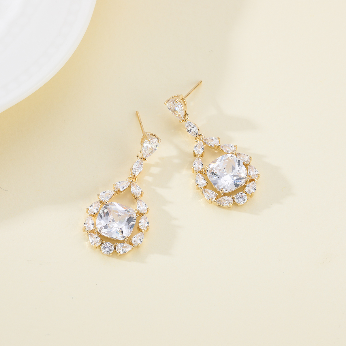 Xuhui brand exquisite and light luxury copper plated with real gold and zirconia 925 silver needle water drop luxurious design fashionable stud earrings Specification drawing