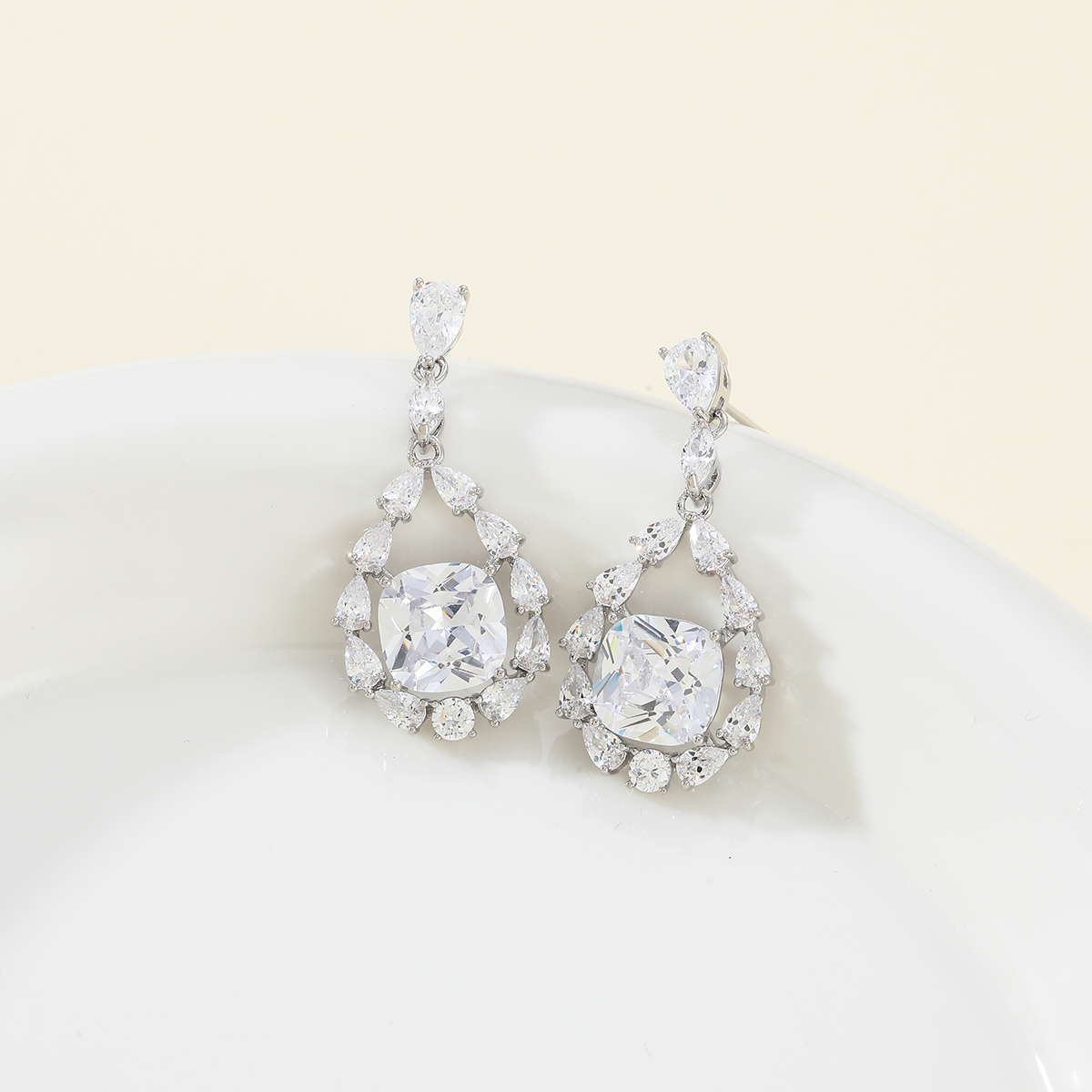 Xuhui brand exquisite and light luxury copper plated with real gold and zirconia 925 silver needle water drop luxurious design fashionable stud earrings Item Picture