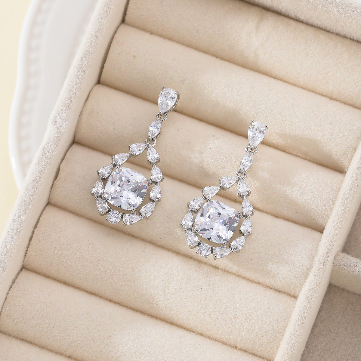 Xuhui brand exquisite and light luxury copper plated with real gold and zirconia 925 silver needle water drop luxurious design fashionable stud earrings Application Scenario