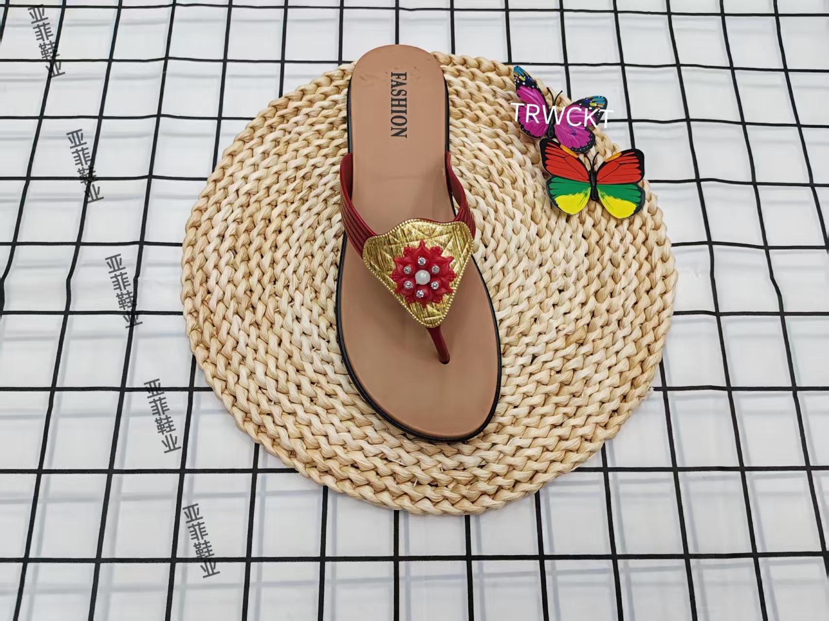 The new comfortable and versatile flat plastic floral flip-flops for the summer of 2025 full figure
