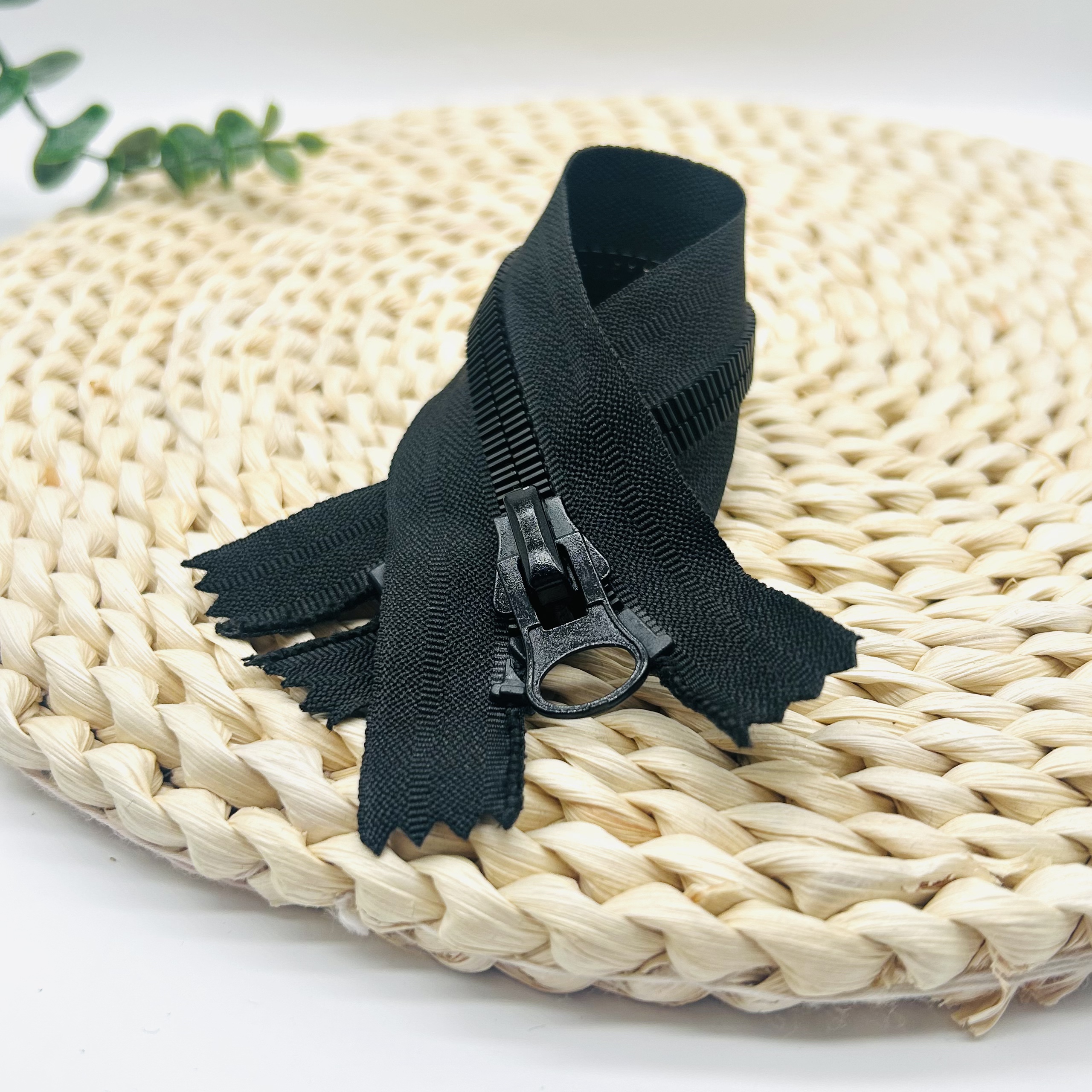 拉链/隐形拉链/服装辅料/拉头圆圈/拉链头拉牌产品图