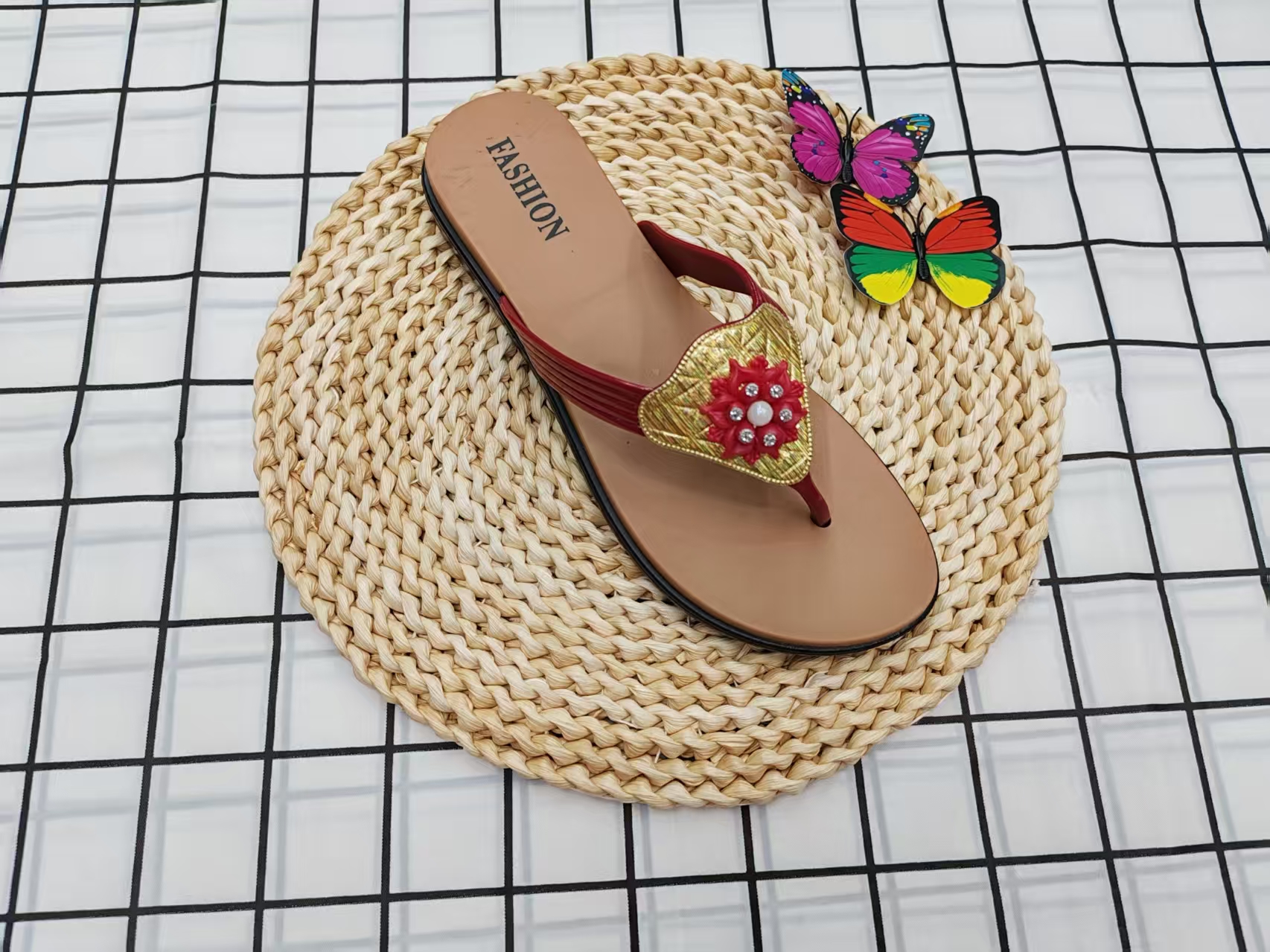 The new comfortable and versatile flat plastic floral flip-flops for the summer of 2025 details Picture