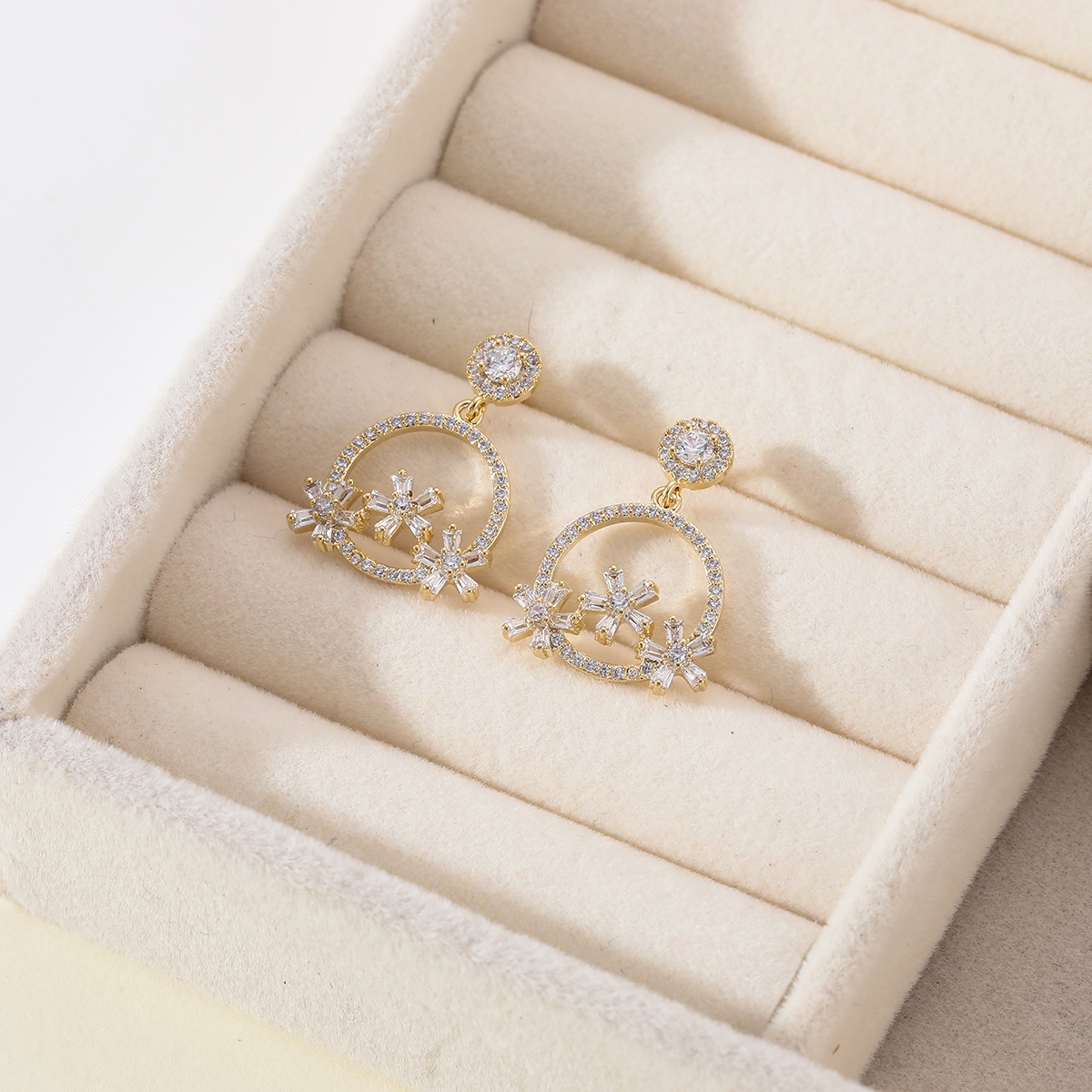 Xuhui brand exquisite and light luxury copper plated with real gold and zircon inlaid 925 silver needle small fragrance style fashionable and elegant stud earrings Specification drawing