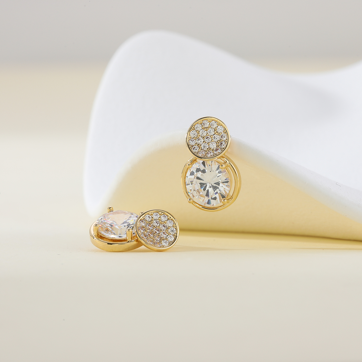 Xuhui brand exquisite and light luxury copper plated with real gold and zirconia 925 silver needle round luxurious design fashionable stud earrings Specification drawing
