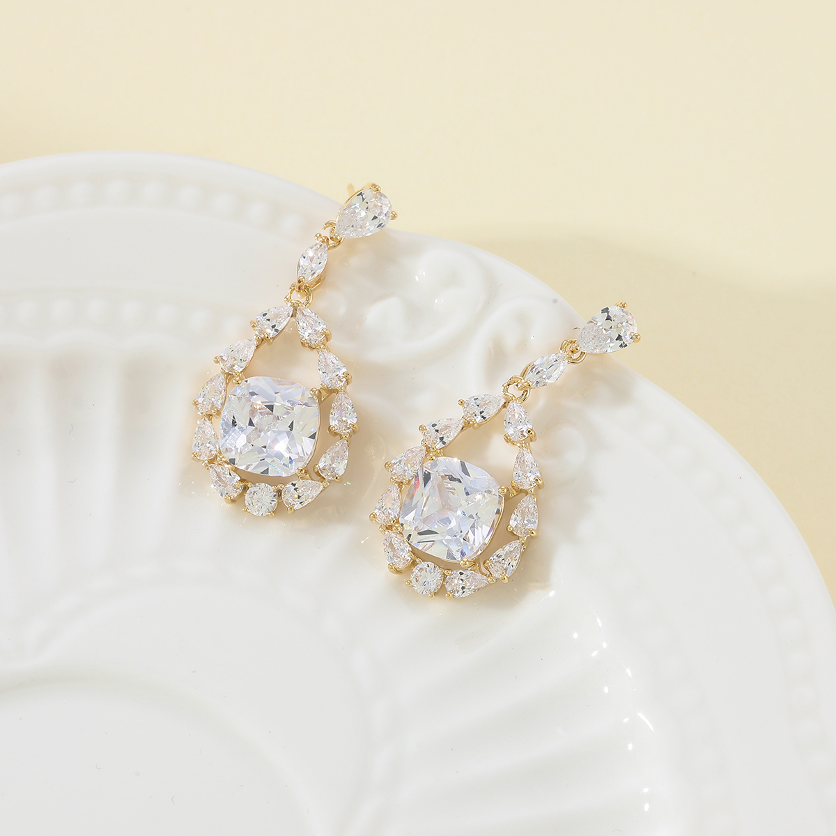 Xuhui brand exquisite and light luxury copper plated with real gold and zirconia 925 silver needle water drop luxurious design fashionable stud earrings details Picture