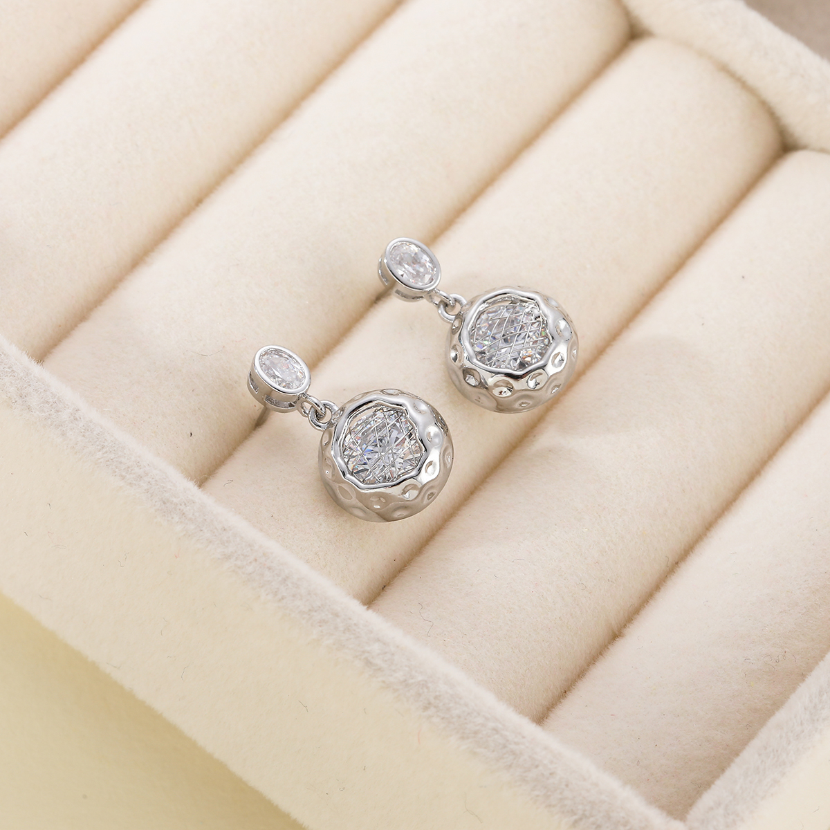 Exquisite and light luxury copper plated with real gold and set with zircon 925 silver needle, round and personalized design, fashionable stud earrings Application Scenario