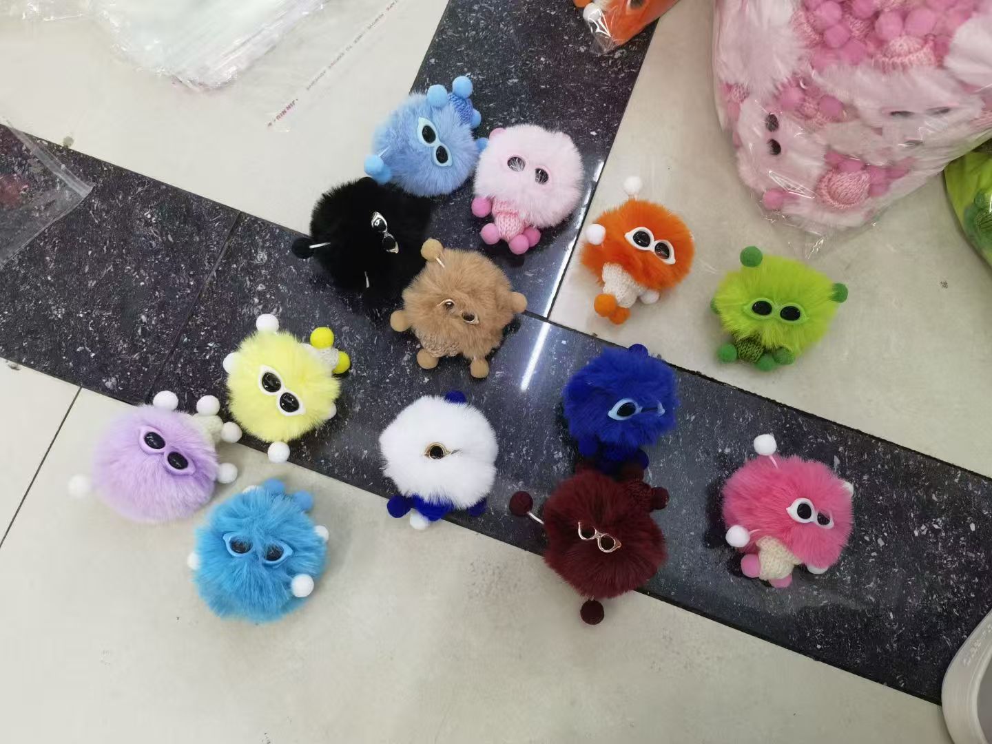 创意仿兔毛情侣毛绒彩扣小煤球钥匙扣女生卡通精灵毛绒球书包挂件