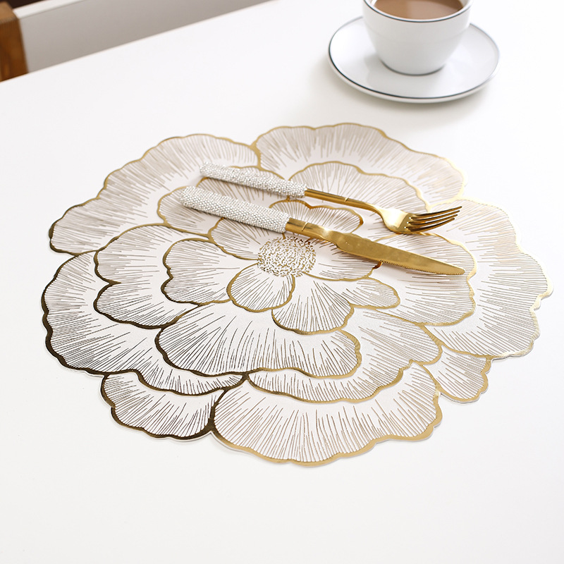 European and American placemats are waterproof, oil-proof and washable. They are suitable for both indoor and outdoor Christmas celebration parties, as well as Chinese and Western cuisine