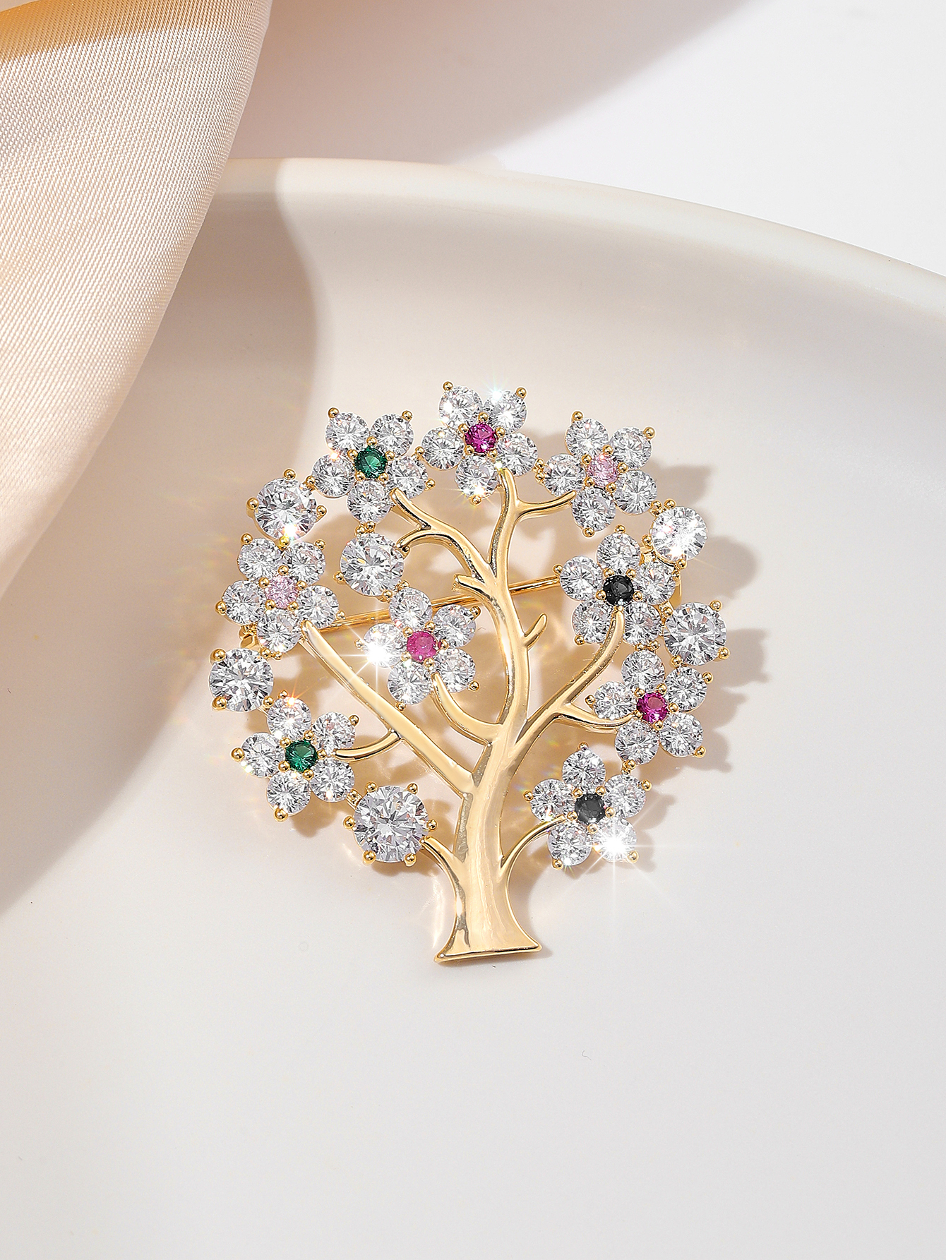 旭晖品牌精品 铜镀真金镶锆石 发财树高品质气质优雅胸针白底实物图
