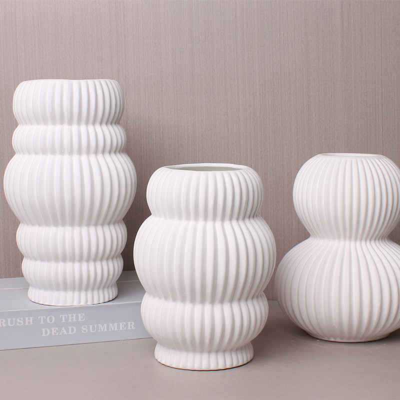 Minimalist ceramic vase, velvet fabric, creative artistic decorative item, new hotel entrance table flower vase