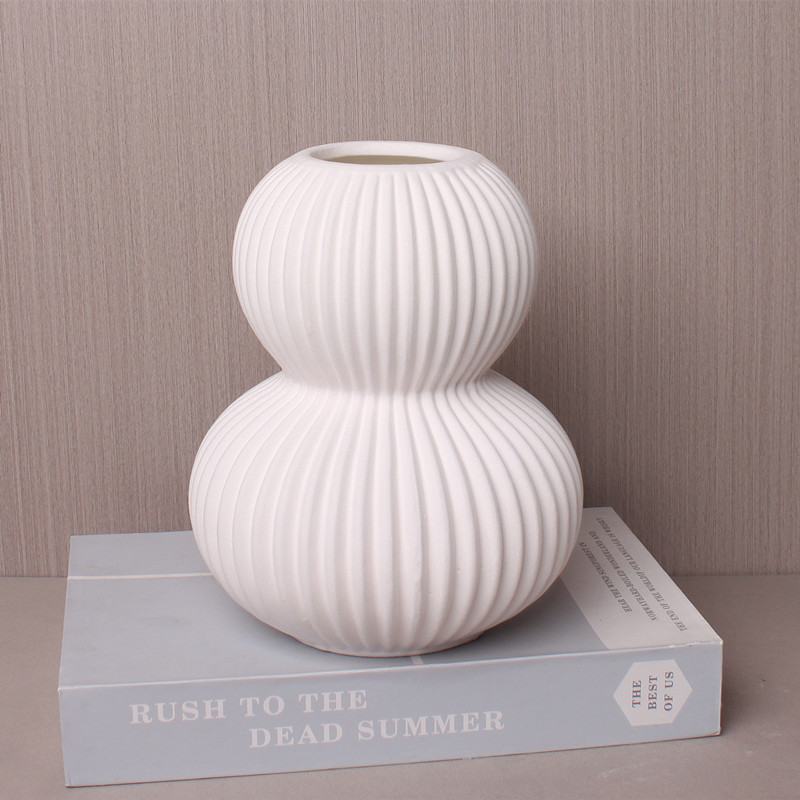 Minimalist ceramic vase, velvet fabric, creative artistic decorative item, new hotel entrance table flower vase Application Scenario