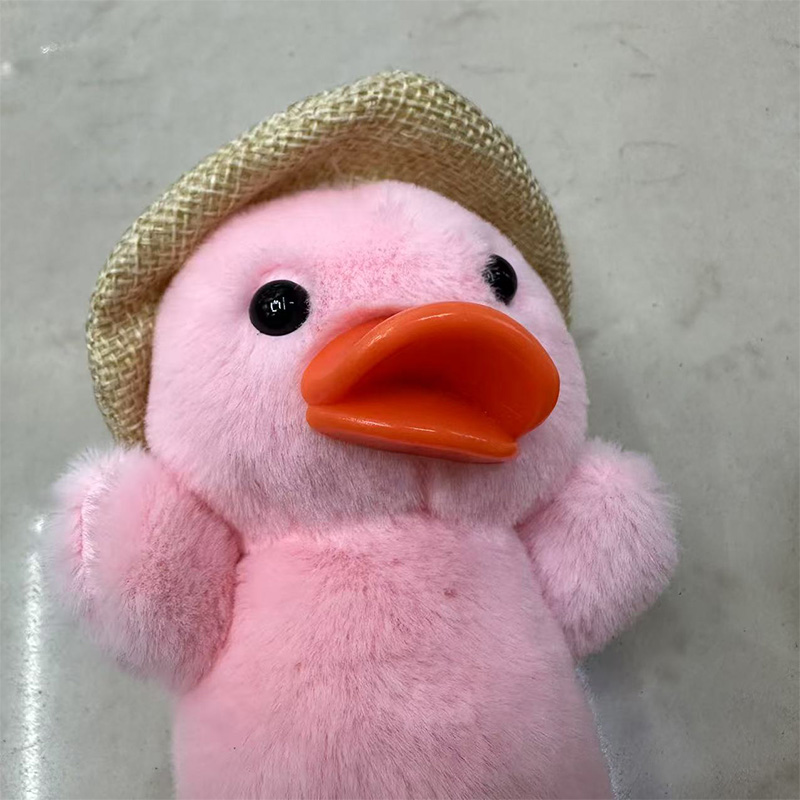 带草帽鸭子毛绒动物创意玩偶卡通周边挂件毛绒公仔挂件钥匙扣布偶挂件可爱装饰礼物夹娃娃机厂家直销详情6