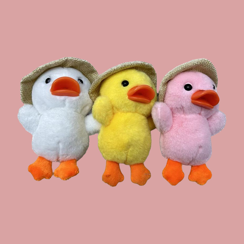 带草帽鸭子毛绒动物创意玩偶卡通周边挂件毛绒公仔挂件钥匙扣布偶挂件可爱装饰礼物夹娃娃机厂家直销详情1