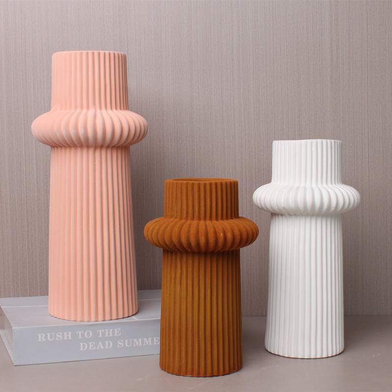 Minimalist ceramic vase, velvet fabric, creative artistic decorative item, flower vase, hotel entrance table, new style flower vase Application Scenario