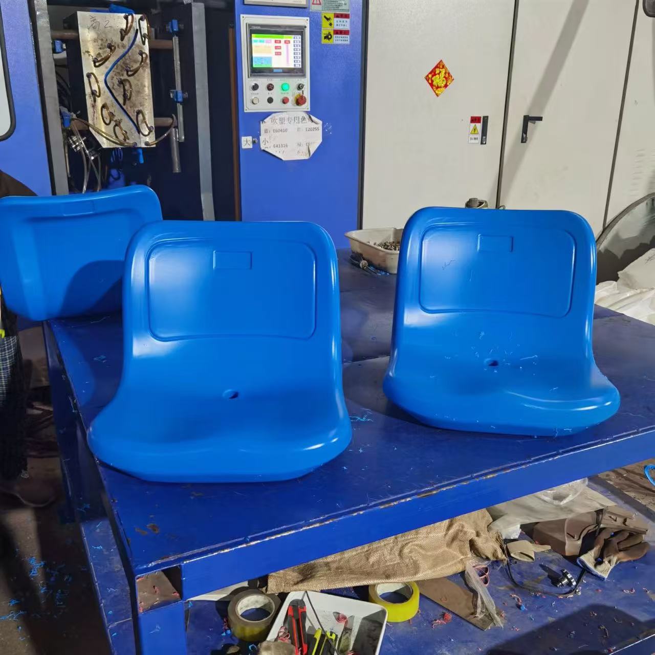 塑料座椅体育馆篮球馆电动伸缩看台室内外手动固定水泥台阶座椅吹塑座椅排椅室内室外白底实物图