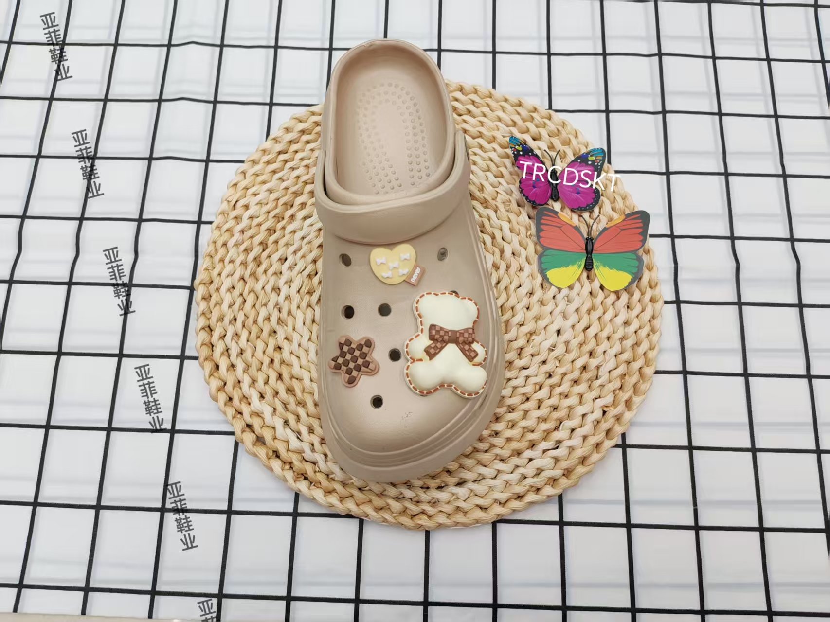 Cute cartoon clogs for women's summer 2025 new thick-soled EVA casual flip-flops full figure