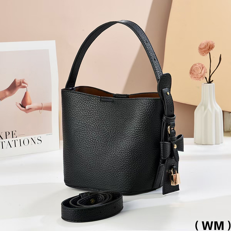 Meifang Bags and Yiding Bag Industry's new women's bag, SN776, is a fashionable and simple hand-held small bag and a single-shoulder crossbody bag Application Scenario