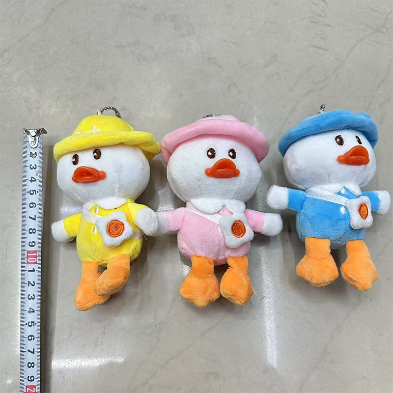 Hat wearing, schoolbag carrying, anthropomorphic duck, plush toy, creative doll, cartoon peripheral pendant, plush doll pendant, keychain, cloth doll pendant, cute decoration gift, claw machine factory direct sales Application Scenario