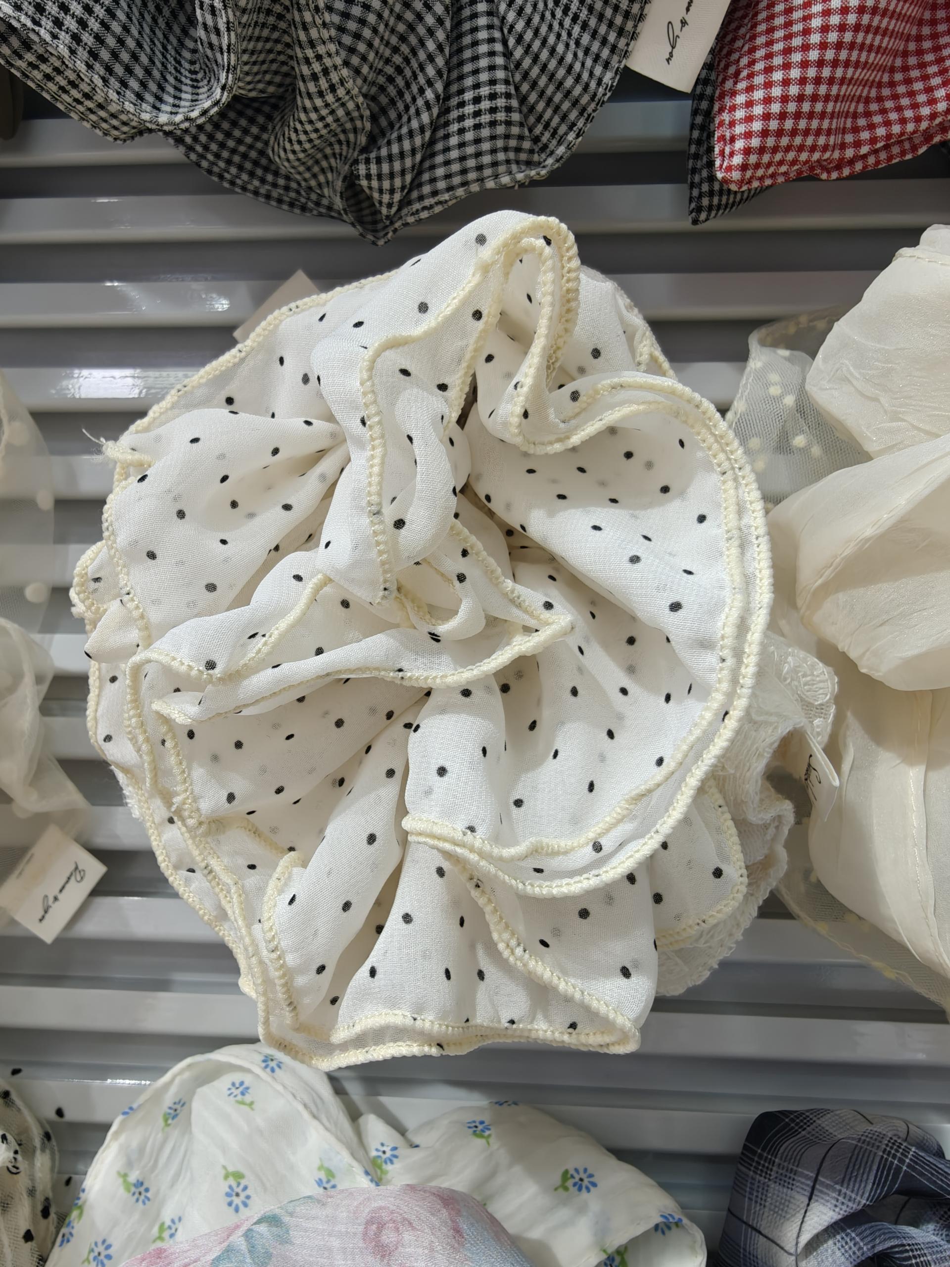 Large intestine hair bands, hair ties, hair tie accessories, fashionable hair bands, large intestine hair bands, hair accessories, hair bundles, hair clips, hair ties, women's styles, simple and versatile Application Scenario