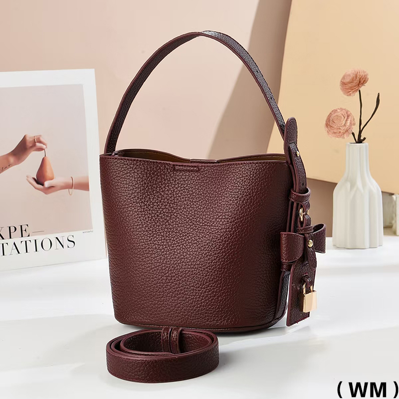 Meifang Bags and Yiding Bag Industry's new women's bag, SN776, is a fashionable and simple hand-held small bag and a single-shoulder crossbody bag