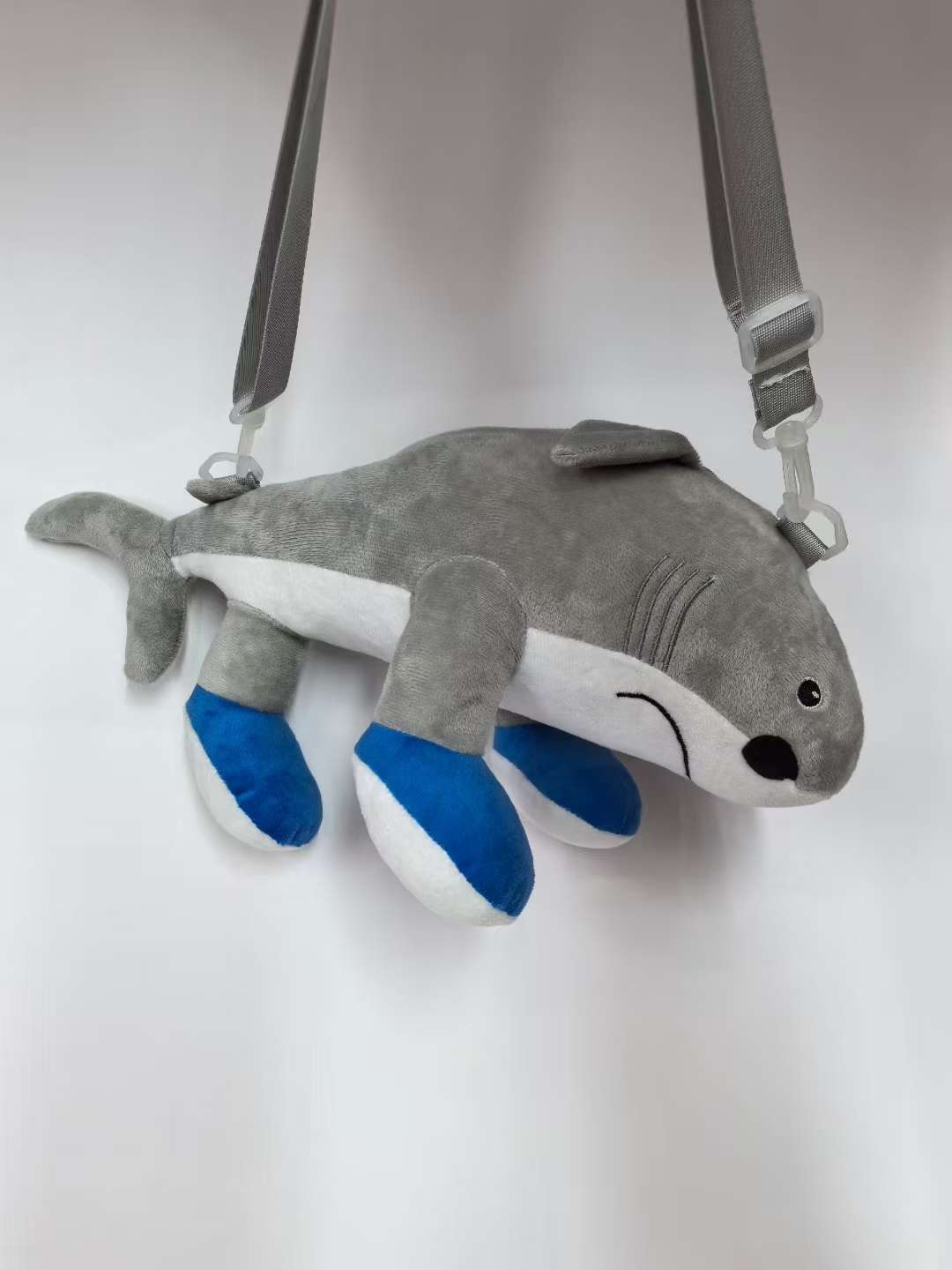 新款跨境山海经背包斜挎包鲨鱼山海经包包恶搞毛绒玩具公仔斜挎包 