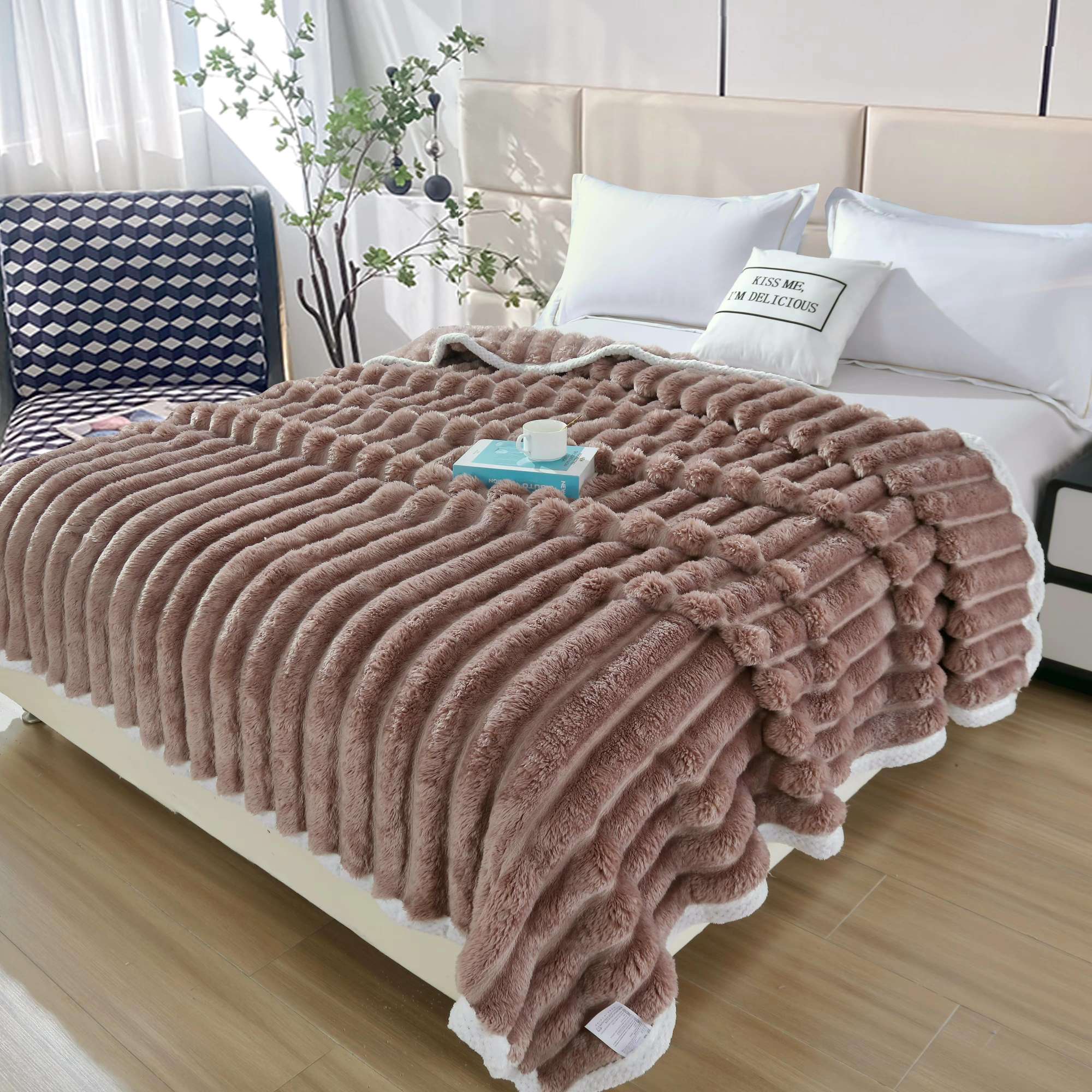 Warm flannel blankets, baby blankets, wedding and Christmas blankets, aviation quilts - multiple styles in stock for you to choose from Application Scenario