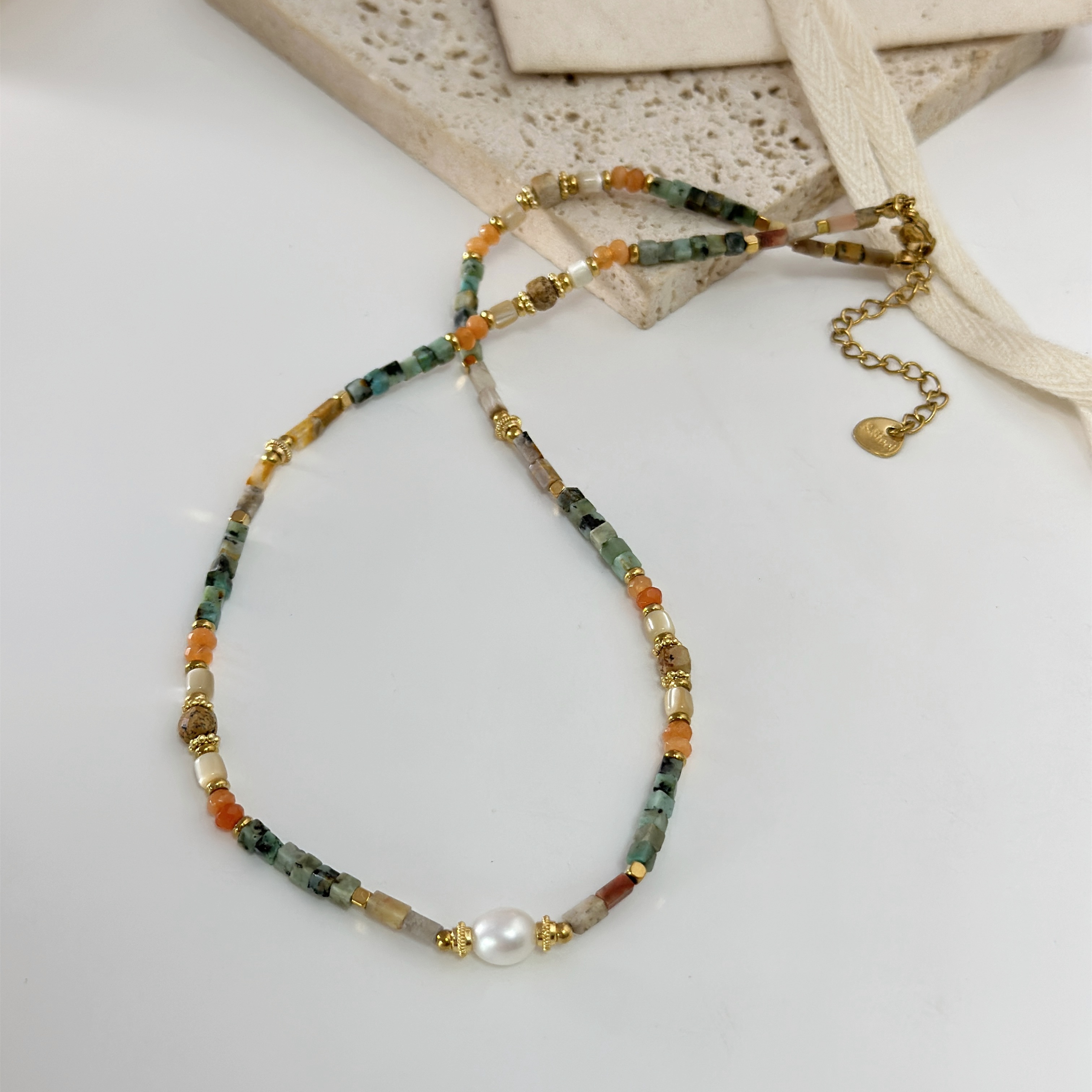 Niche natural stone pearl string necklace, metal pearl pendant necklace, high-end and light luxury collarbone chain, neck chain for women Item Picture