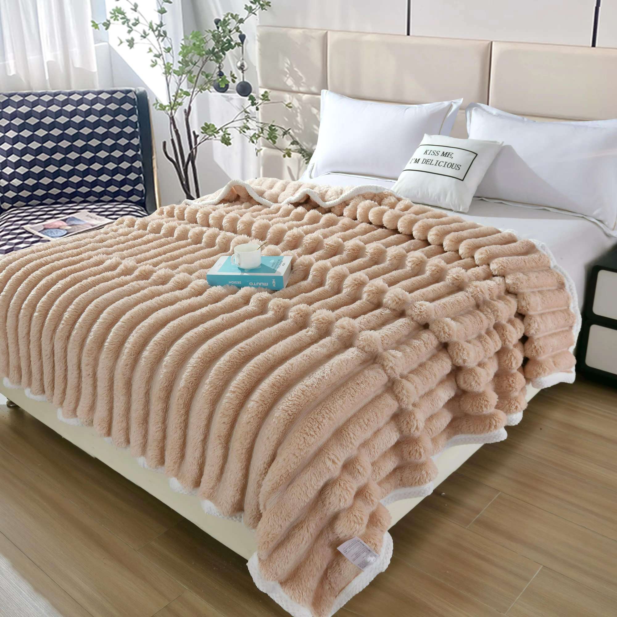 Warm flannel blankets, baby blankets, wedding and Christmas blankets, aviation quilts - multiple styles in stock for you to choose from Item Picture