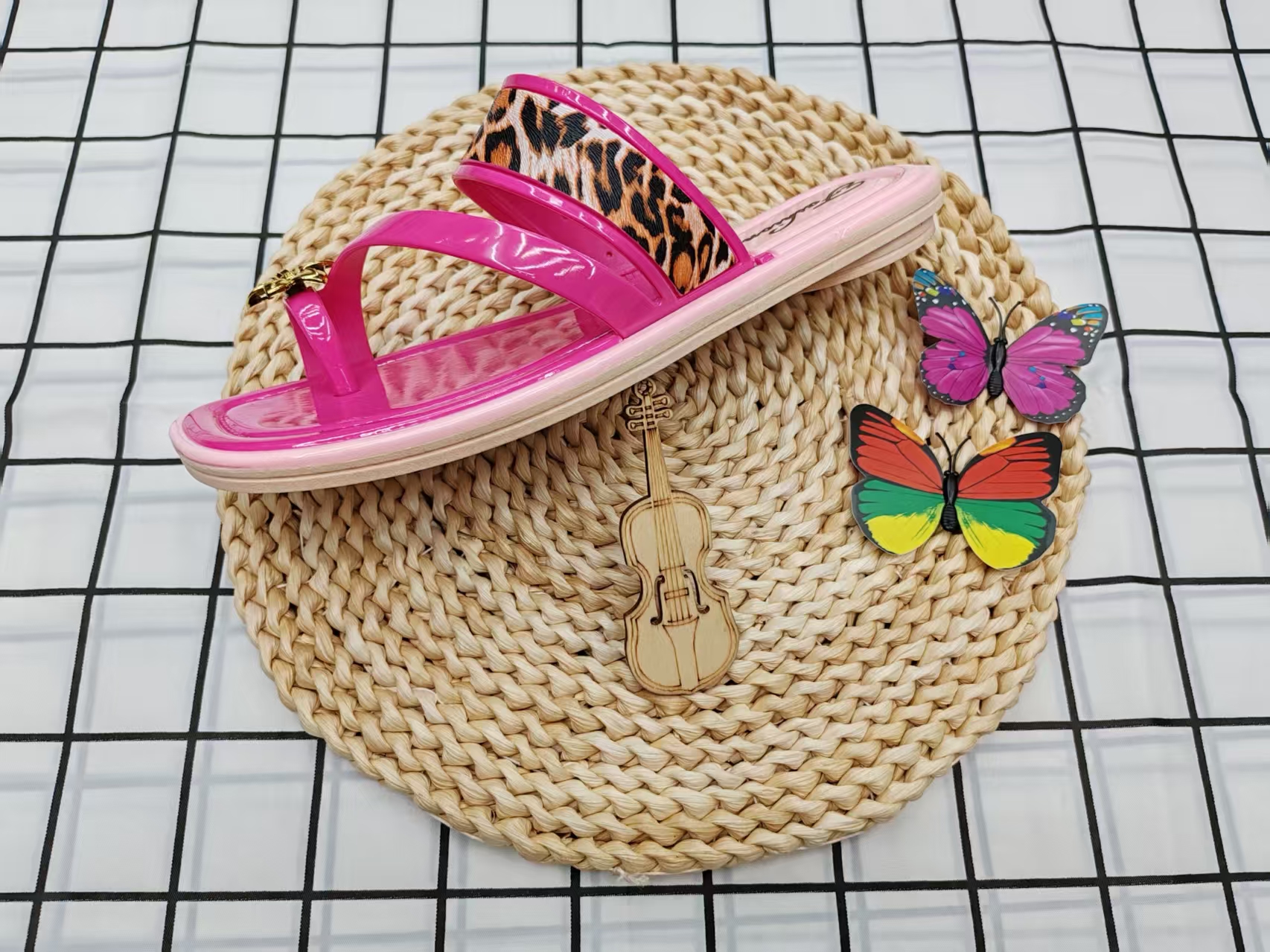 The 2025 bestseller, a new summer flat-bottomed, versatile flip-flops for women to wear outside Application Scenario