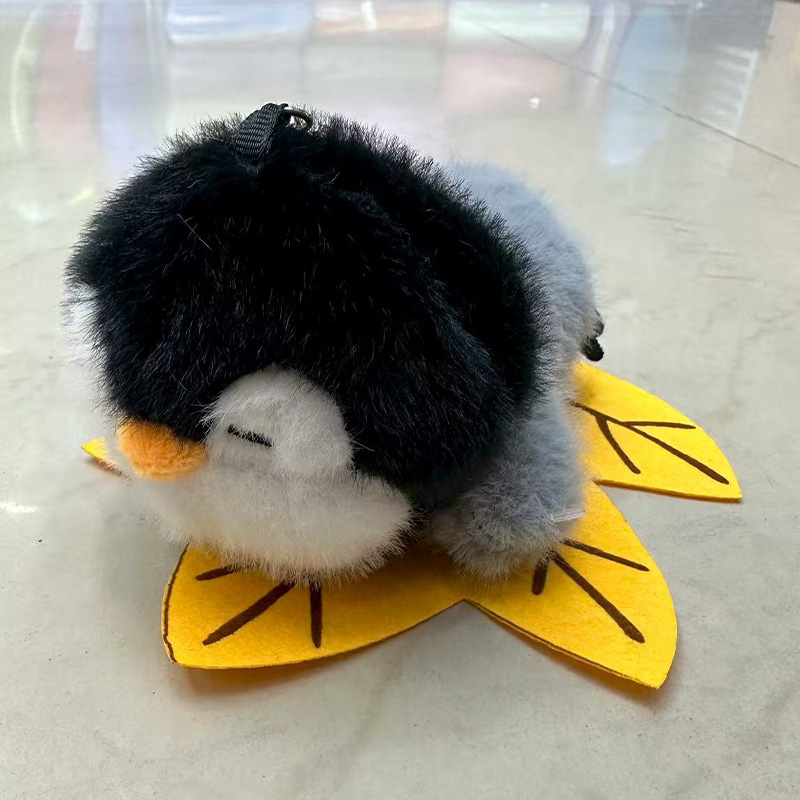 秋叶企鹅毛绒玩具文创纪念品动物企鹅创意玩偶卡通周边挂件毛绒公仔挂件钥匙扣布偶挂件可爱装饰礼物夹娃娃机厂家直销详情4