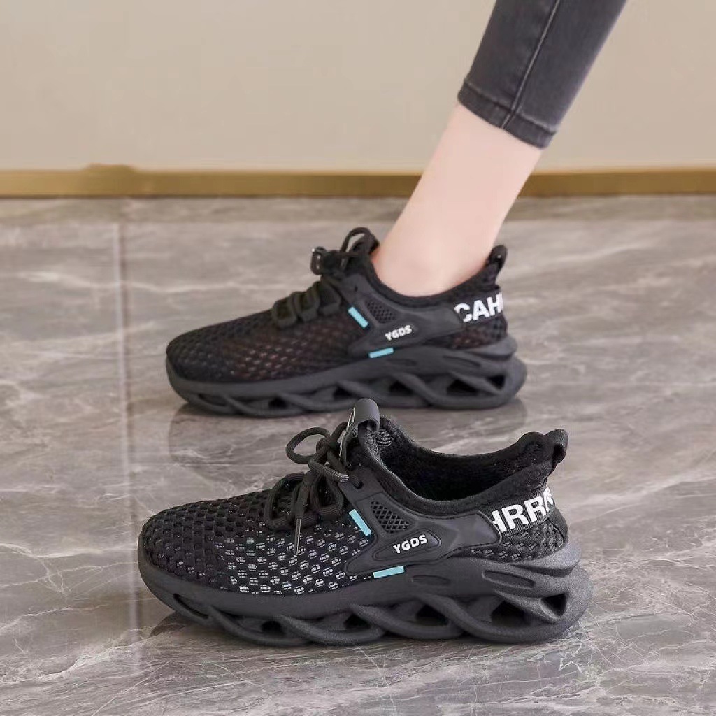 2024 Men's and women's summer sports shoes: Lightweight, perforated, breathable mesh sports shoes for export wholesale Application Scenario