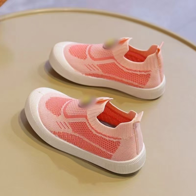 The Rainbow Duck children's shoes for Spring 2025 are ultra-thin, soft-soled, breathable and can be worn on one foot. The summer style of flying woven shoes for children Application Scenario