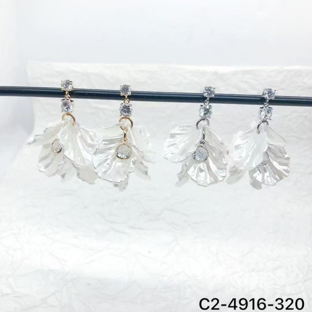 Xuhui brand exquisite and light luxury copper plated with real gold and set with zircon 925 silver needle, personalized design fashionable stud earrings Specification drawing