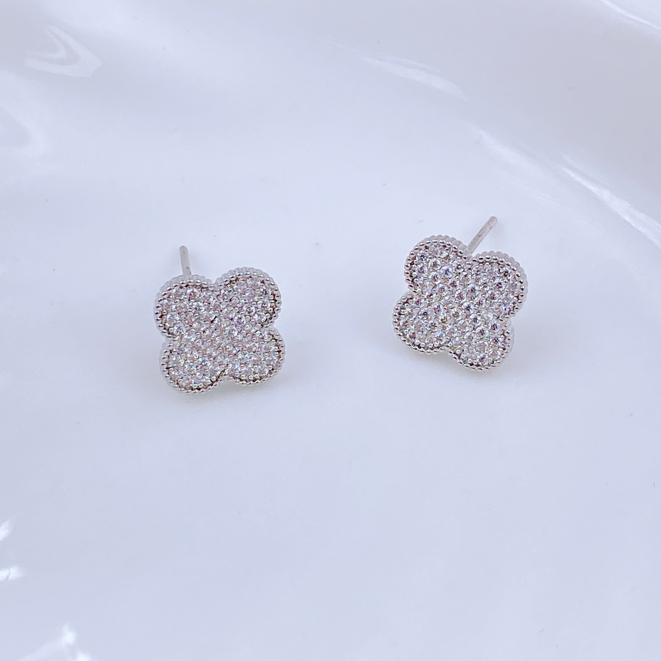 Xuhui brand exquisite and light luxury copper plated with real gold and zircon inlaid 925 silver needle four-leaf clover stud earrings Application Scenario