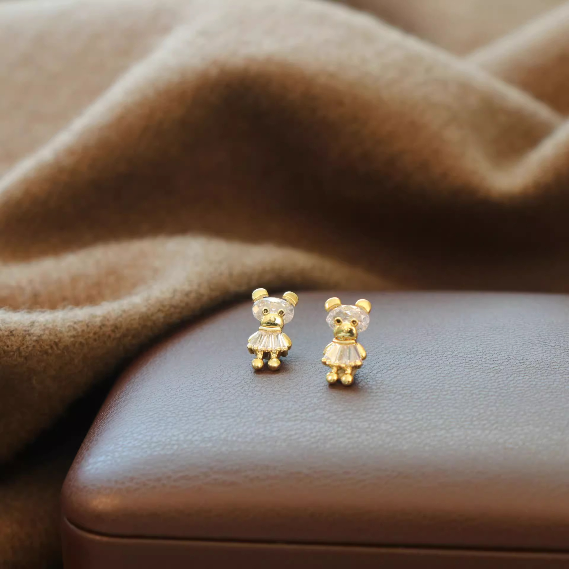 Xuhui brand exquisite and light luxury copper plated with real gold and zircon inlaid 925 silver needle bear dynamic design fashionable stud earrings Item Picture
