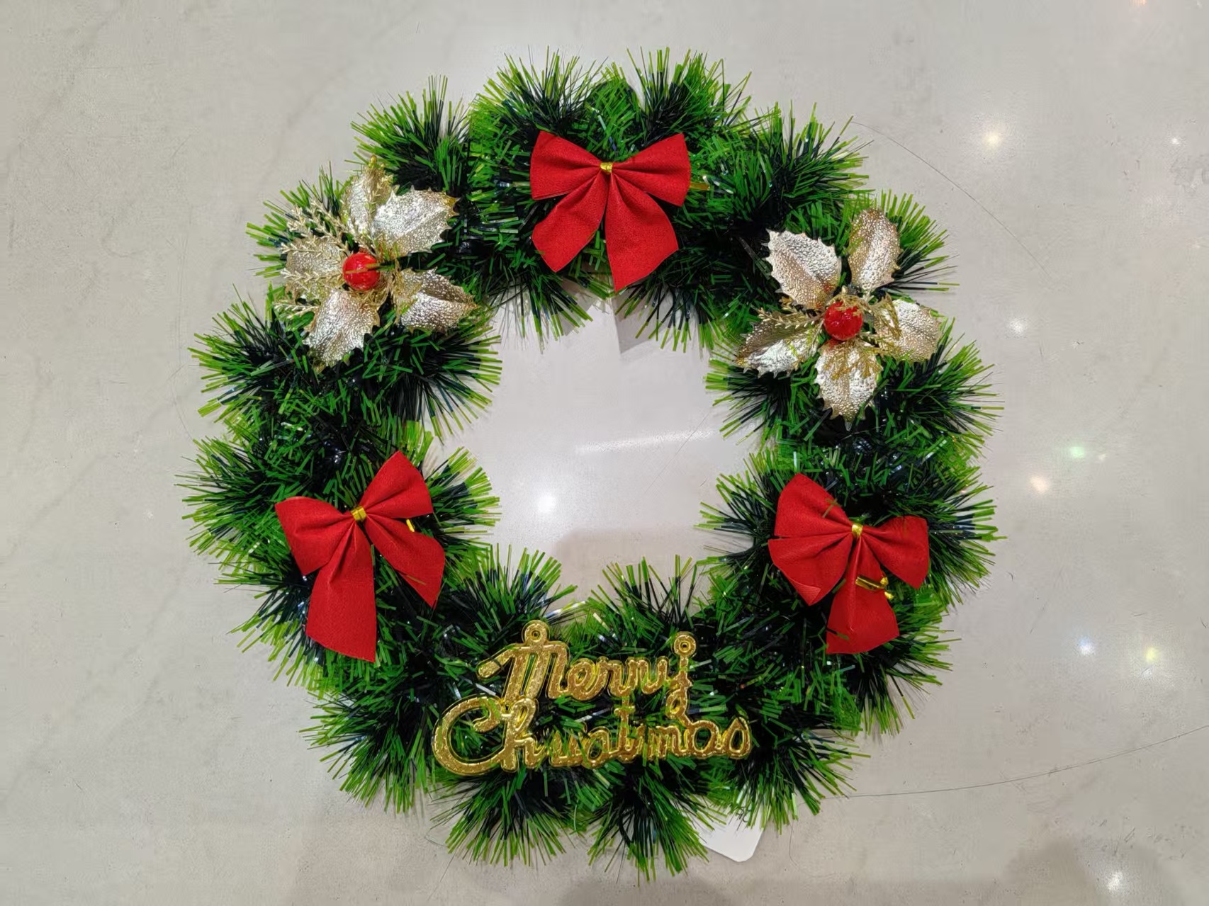 跨境新款仿真圣诞花环摆件塑料落雪秋冬氛围装饰红果金花蝴蝶结松针门楣壁炉吊饰